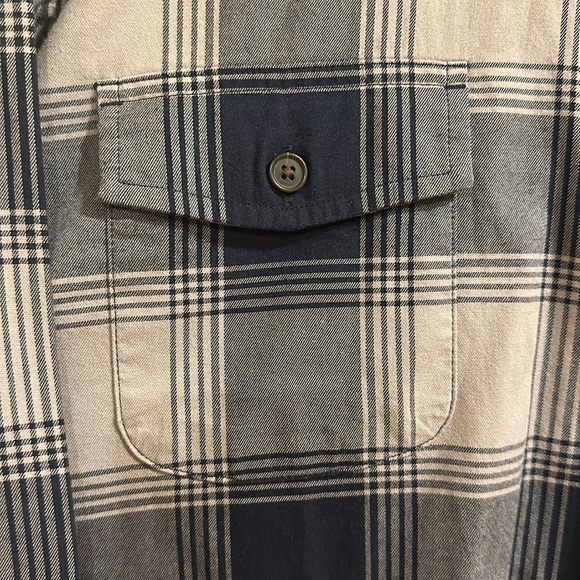 LANDS’ END MENS BLUE & GRAY TRADITIONAL FIT PLAID SHIRT WITH BUTTONED POCKETS - Picture 3 of 9